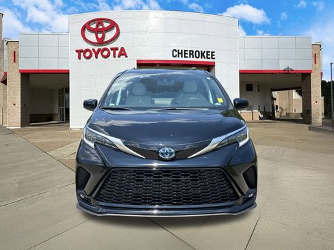 Used 2024 Toyota Sienna XSE image 8
