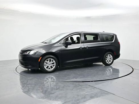 Used 2022 Chrysler Voyager LX image 5