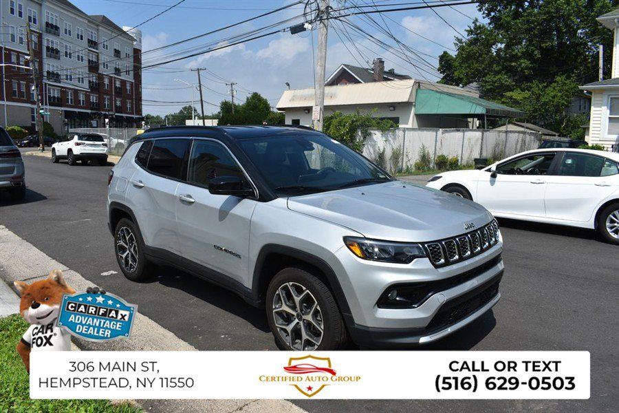 Used 2025 Jeep Compass Limited AWD/4WD image 4