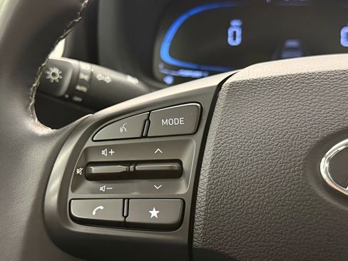 Used 2025 Hyundai Venue SEL FWD image 14