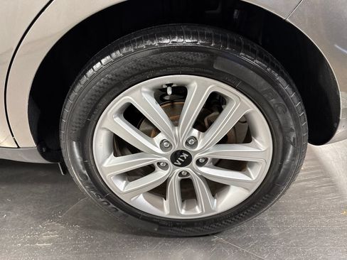 Used 2017 Kia Soul + FWD image 12