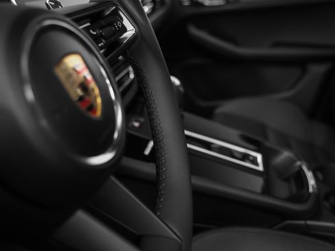 Certified 2025 Porsche Macan image 30