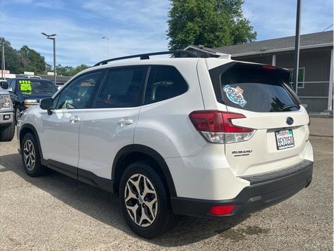 Used 2022 Subaru Forester Premium AWD/4WD image 5