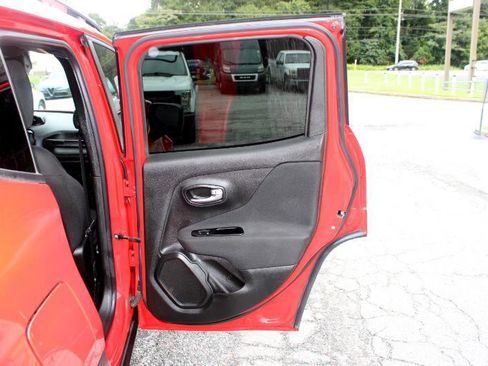 Used 2021 Jeep Renegade Latitude w/ Luxury Group II image 22