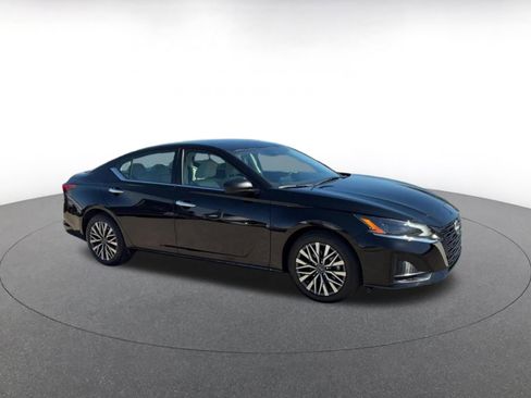 Used 2025 Nissan Altima 2.5 SV FWD image 2