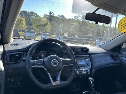 Used 2017 Nissan Rogue SV image 15