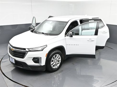 Used 2022 Chevrolet Traverse LS FWD image 39