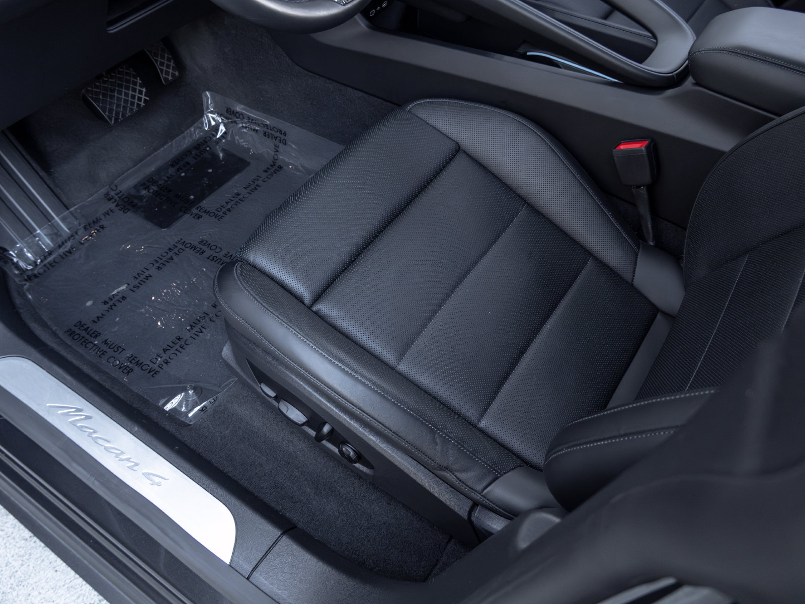 Certified 2025 Porsche Macan 4 Electric AWD/4WD image 25
