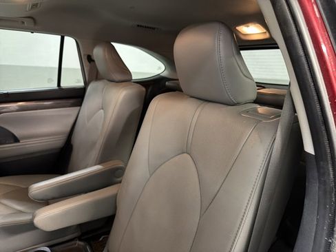 Used 2021 Toyota Highlander Limited image 7