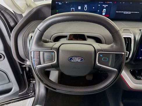 Used 2025 Ford Expedition Platinum image 12