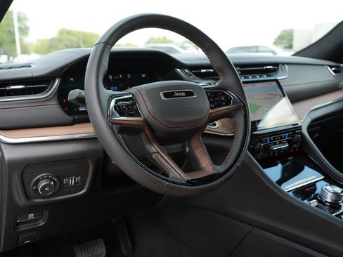 Used 2025 Jeep Grand Cherokee Summit AWD/4WD image 18