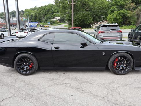 Used 2016 Dodge Challenger SRT Hellcat RWD image 2