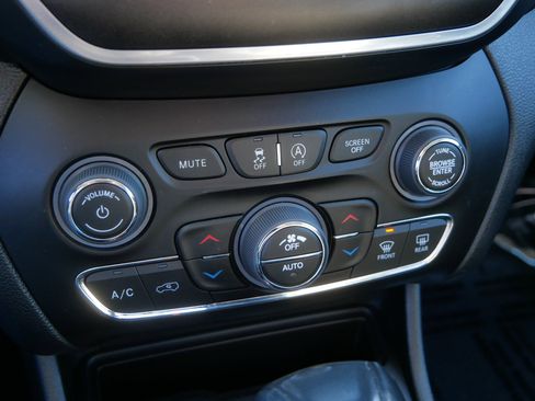 Used 2022 Jeep Cherokee Trailhawk image 32