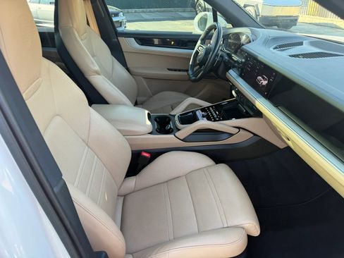 Used 2024 Porsche Cayenne w/ Premium Package AWD/4WD image 24