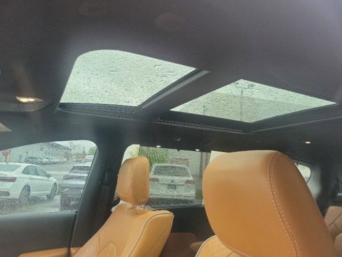 Used 2023 Chrysler Pacifica Pinnacle image 5