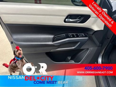 Used 2023 Nissan Pathfinder SL AWD/4WD image 16