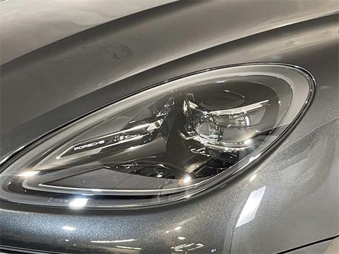 Used 2025 Porsche Macan image 11