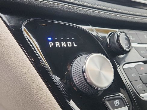 Used 2022 Chrysler Pacifica Touring-L image 14