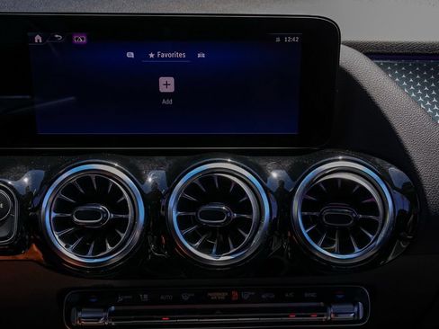 Used 2025 Mercedes-Benz GLA 250 image 29