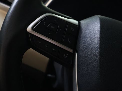 Used 2025 Toyota Highlander XLE FWD image 20