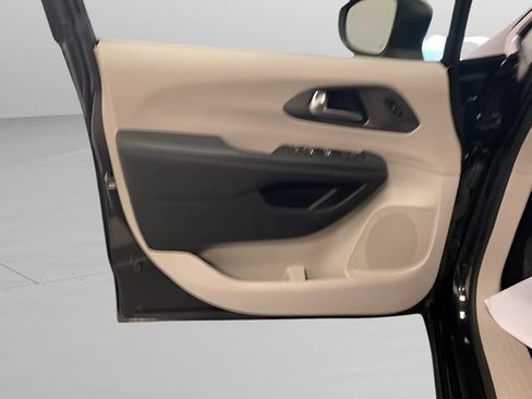 Used 2023 Chrysler Pacifica Touring-L FWD image 20