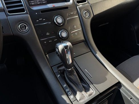 Used 2013 Ford Taurus SEL image 18