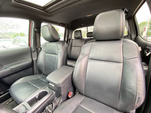 Used 2018 Toyota Tacoma TRD Off-Road AWD/4WD image 14