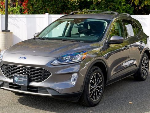 Used 2022 Ford Escape SEL w/ Technology Package image 3