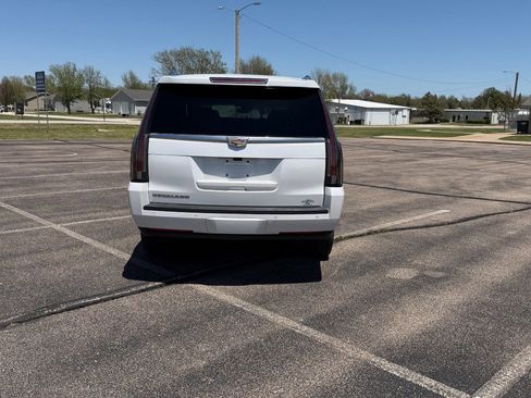 Used 2019 Cadillac Escalade ESV Luxury AWD/4WD image 4