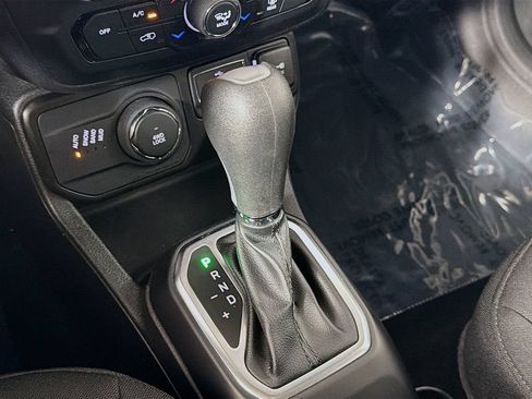 Used 2023 Jeep Renegade Latitude AWD/4WD image 17