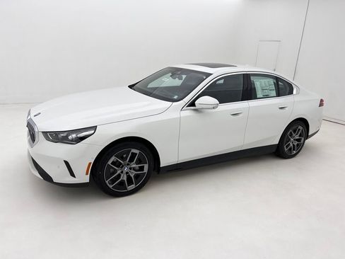 New 2026 BMW i5 eDrive40 w/ Premium Package image 2