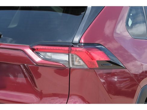 Used 2021 Toyota RAV4 LE AWD/4WD image 9