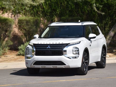 Used 2023 Mitsubishi Outlander SEL AWD/4WD image 3