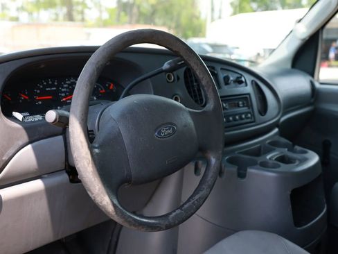 Used 2005 Ford E-350 and Econoline 350 Super Duty image 25