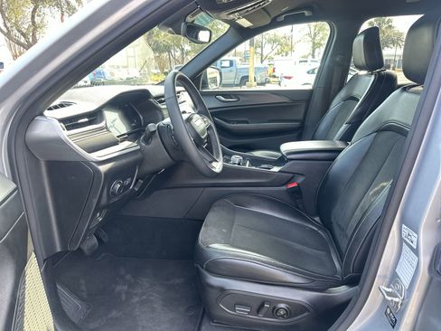 Used 2024 Jeep Grand Cherokee L Laredo image 16