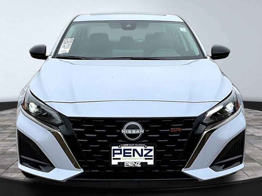 Used 2025 Nissan Altima 2.5 SR w/ SR Premium Package FWD image 2