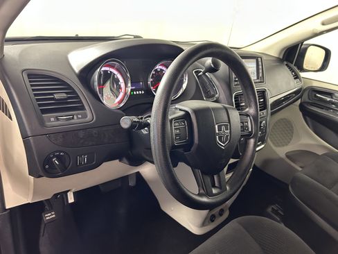 Used 2020 Dodge Grand Caravan SE w/ UConnect Hands-Free Group FWD image 12