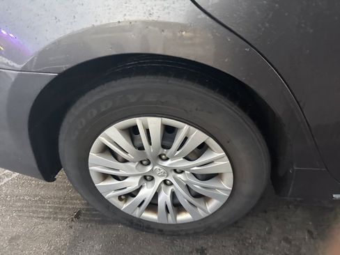 Used 2012 Toyota Camry LE image 3