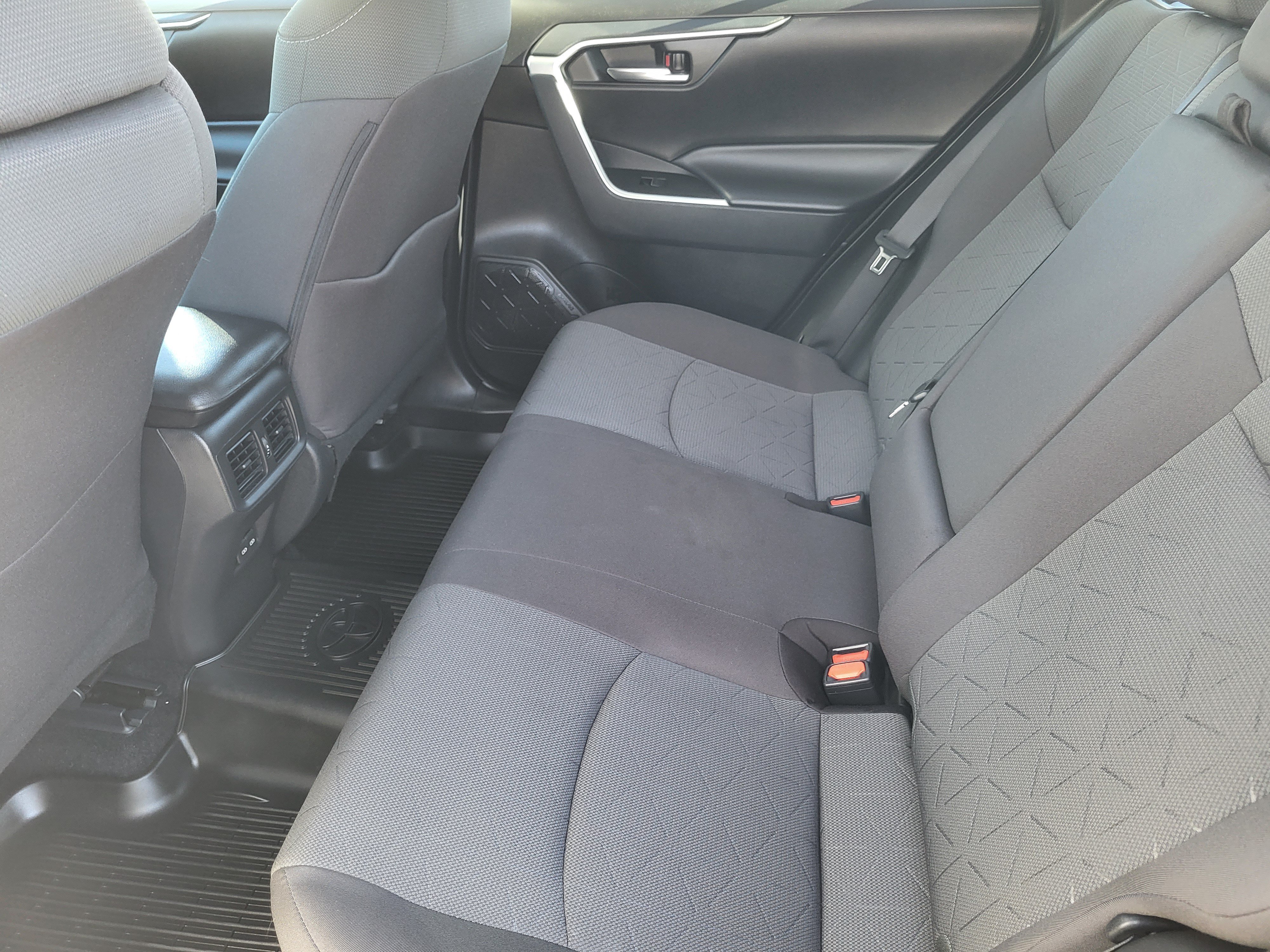 Used 2022 Toyota RAV4 XLE AWD/4WD image 22