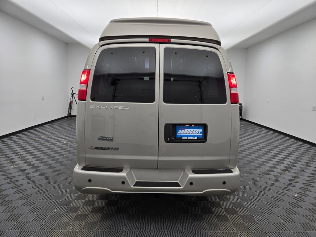 Used 2023 Chevrolet Express 2500 Extended RWD image 4