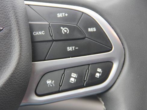 Used 2024 Chrysler Pacifica Touring-L FWD image 37