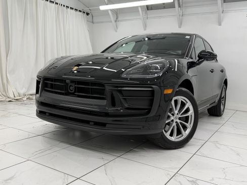 Certified 2025 Porsche Macan image 8
