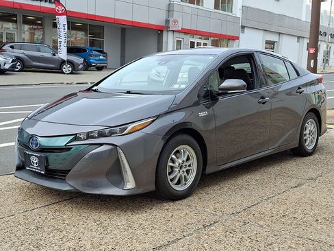 Used 2017 Toyota Prius Prime Premium image 3