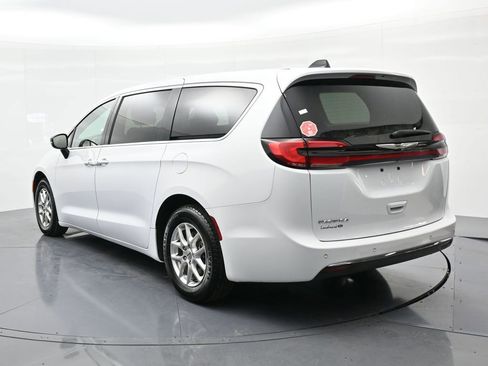 Used 2024 Chrysler Pacifica Touring-L image 8
