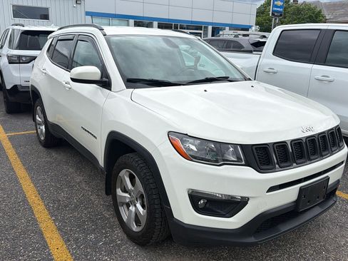 Used 2019 Jeep Compass Latitude w/ Popular Equipment Group AWD/4WD image 3