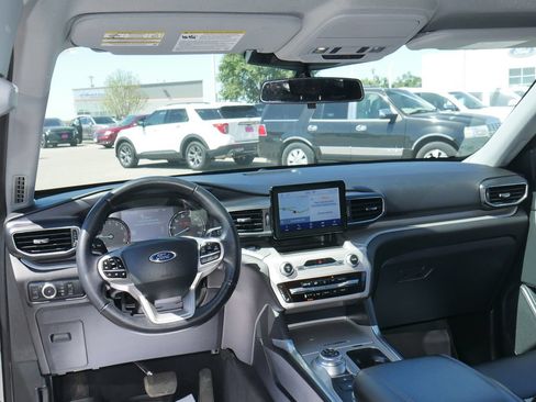 Used 2022 Ford Explorer XLT w/ Equipment Group 202A AWD/4WD image 2