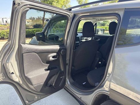 Used 2021 Jeep Renegade Latitude w/ Sun & Sound Group image 11