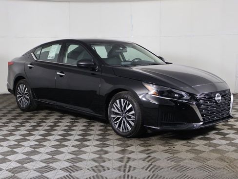 Used 2025 Nissan Altima 2.5 SV FWD image 41