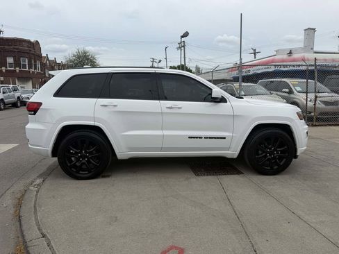 Used 2018 Jeep Grand Cherokee Altitude RWD image 4