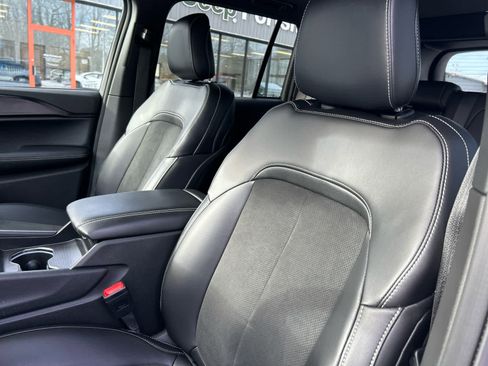 Used 2025 Jeep Grand Cherokee Altitude image 32